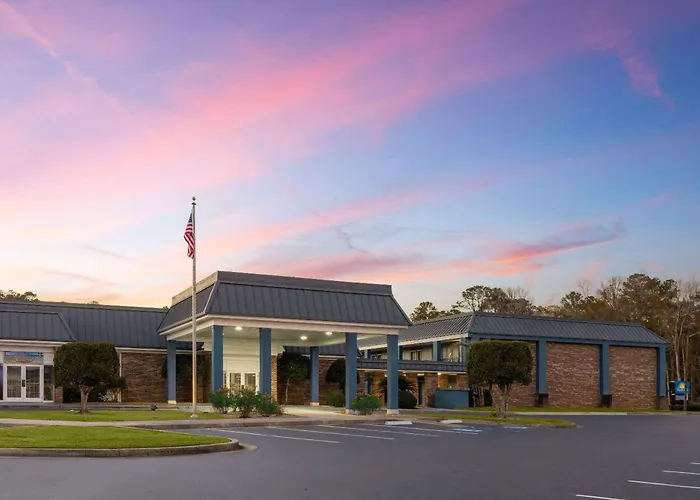 Days Inn By Wyndham Hinesville Near Fort Stewart, Newly Renovated, Free Hot Breakfast, Restaurant And Bar