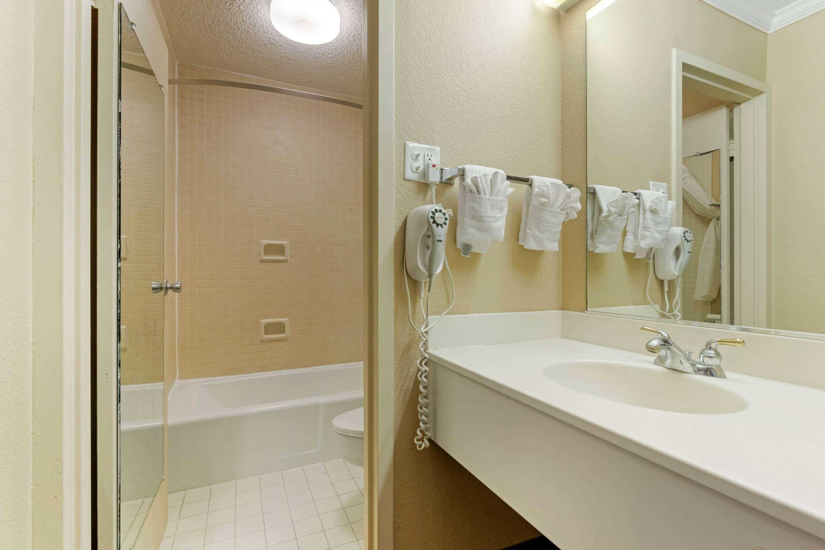 Days By Wyndham Near Stewart, Newly Renovated, Free Hot Breakfast, Restaurant And Bar