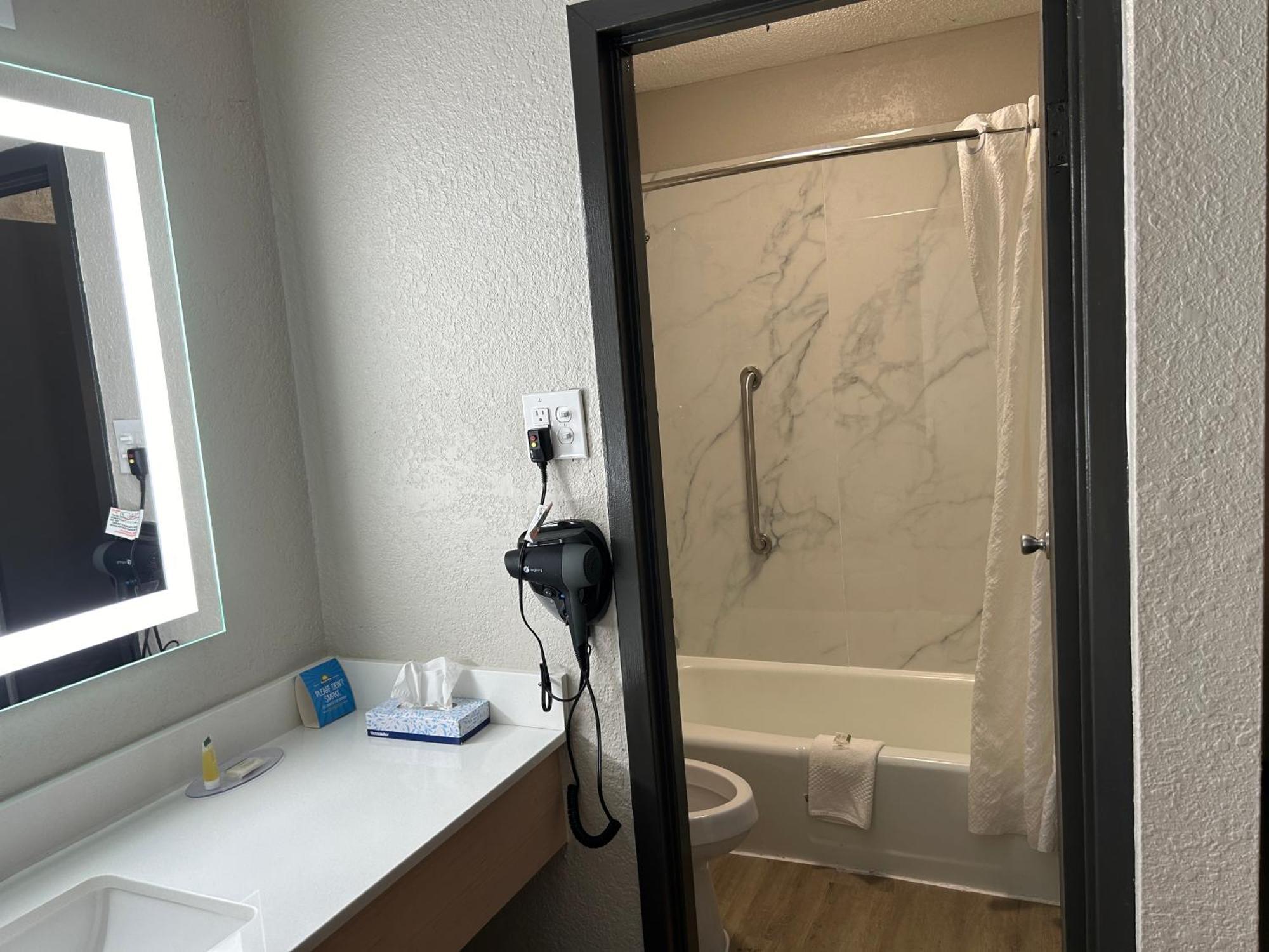 Hotel Days By Wyndham Near Stewart, Newly Renovated, Free Hot Breakfast, Restaurant And Bar