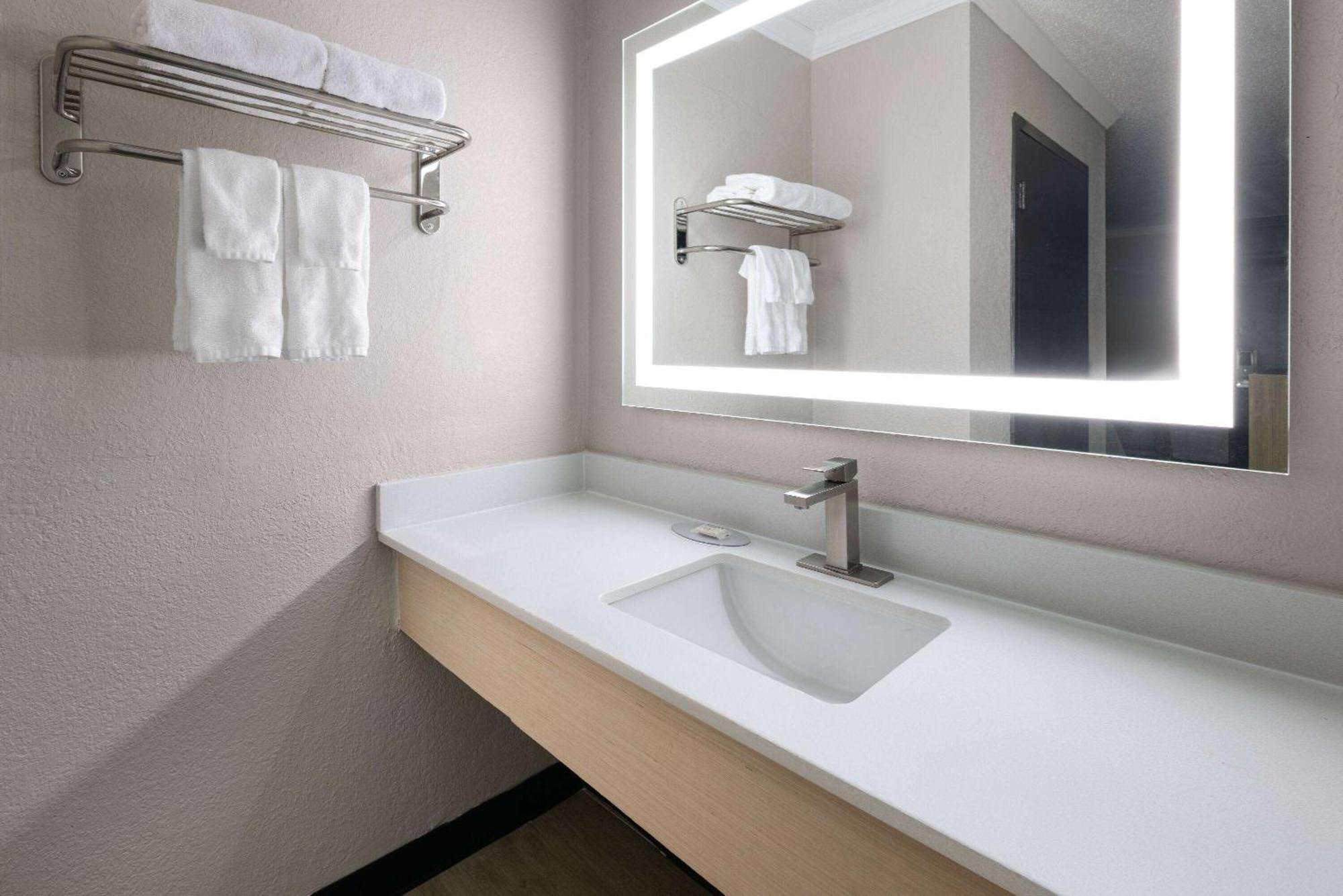 Hotel Days By Wyndham Near Stewart, Newly Renovated, Free Hot Breakfast, Restaurant And Bar