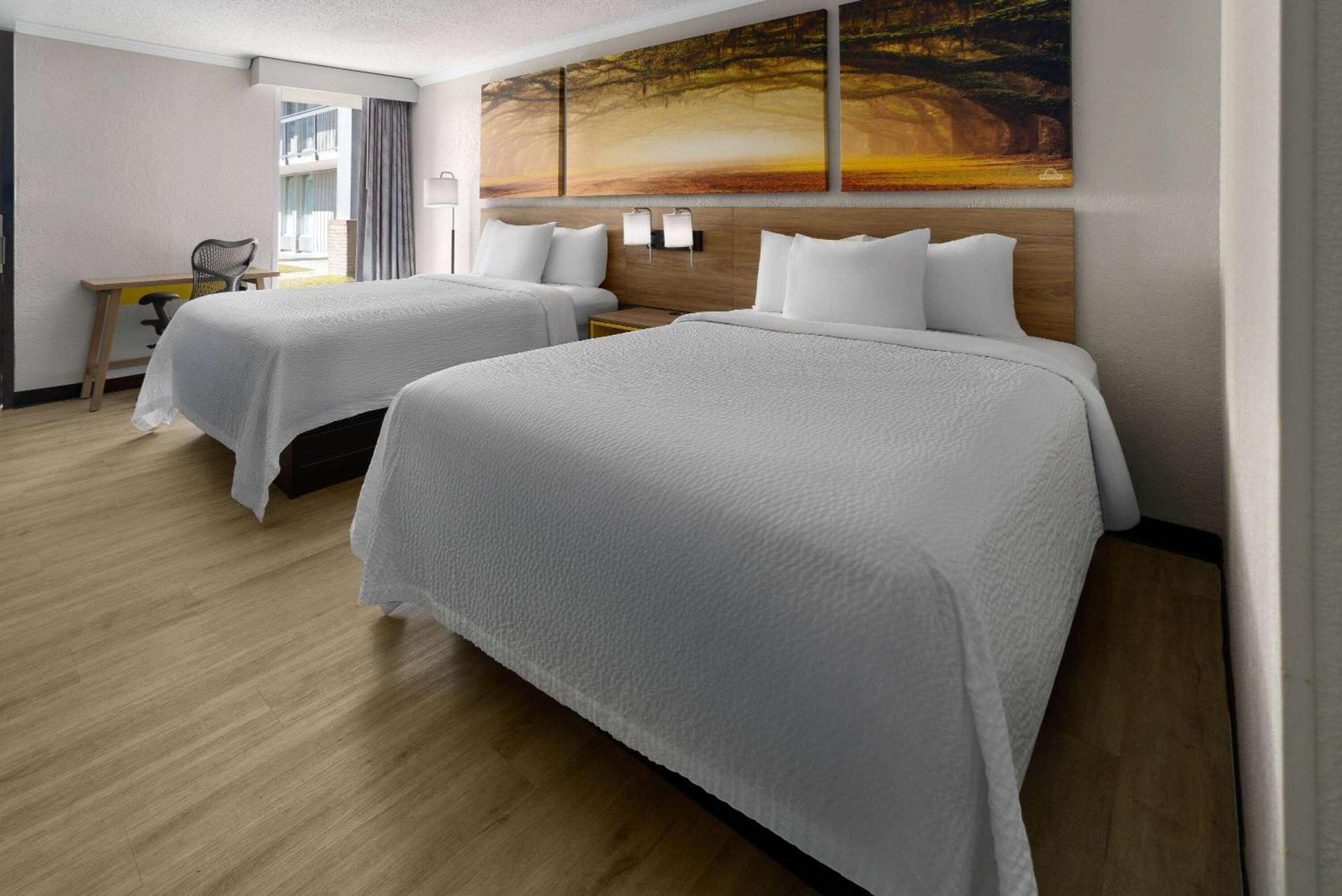 Days By Wyndham Near Stewart, Newly Renovated, Free Hot Breakfast, Restaurant And Bar Hotel
