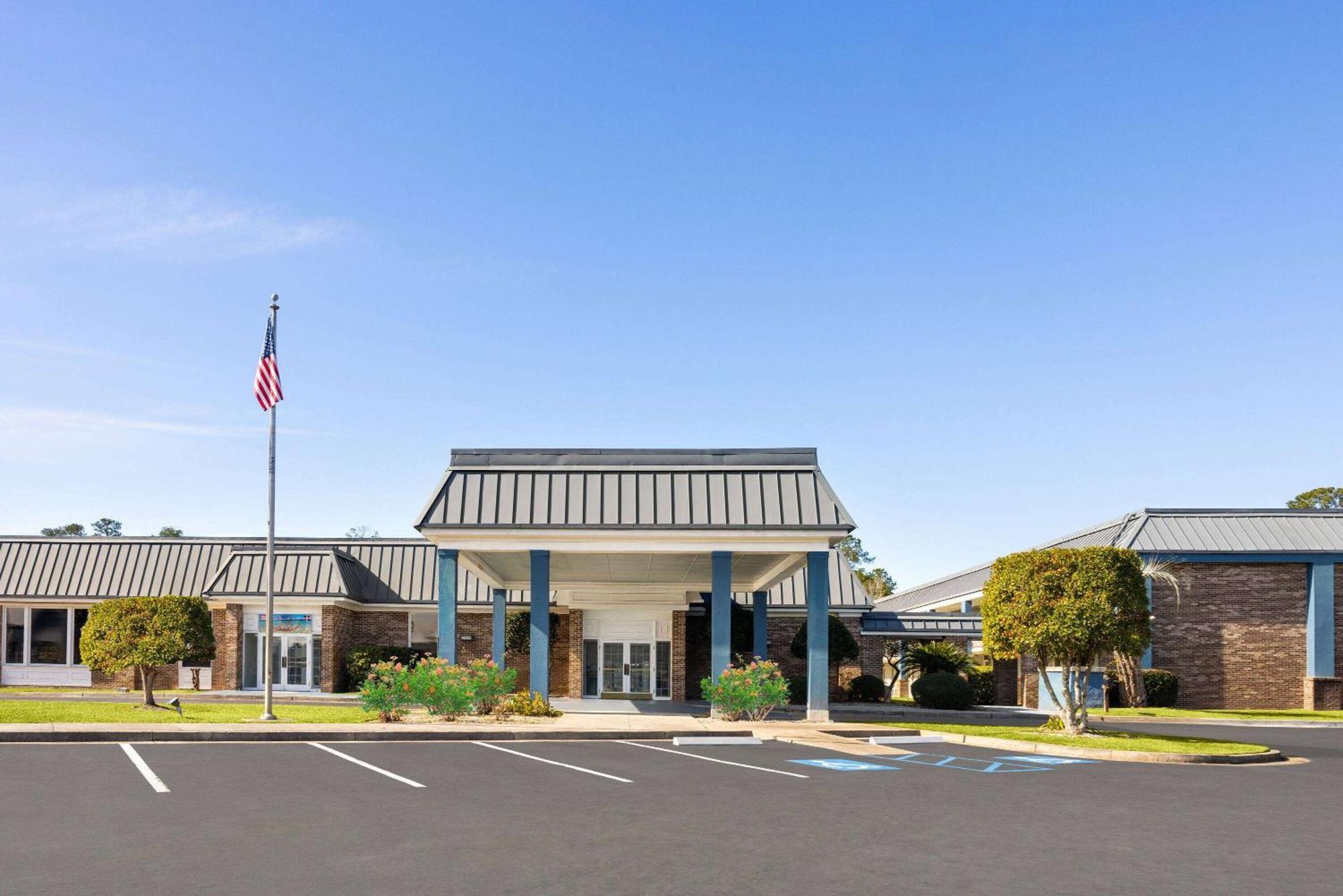 Days By Wyndham Near Stewart, Newly Renovated, Free Hot Breakfast, Restaurant And Bar 2*