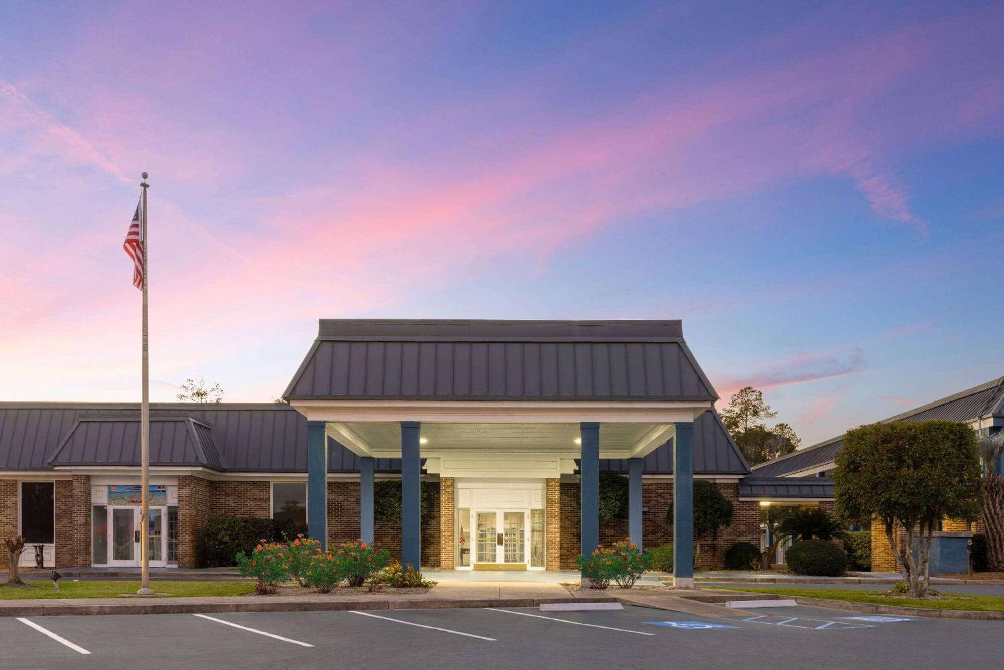 Hotel Days By Wyndham Near Stewart, Newly Renovated, Free Hot Breakfast, Restaurant And Bar
