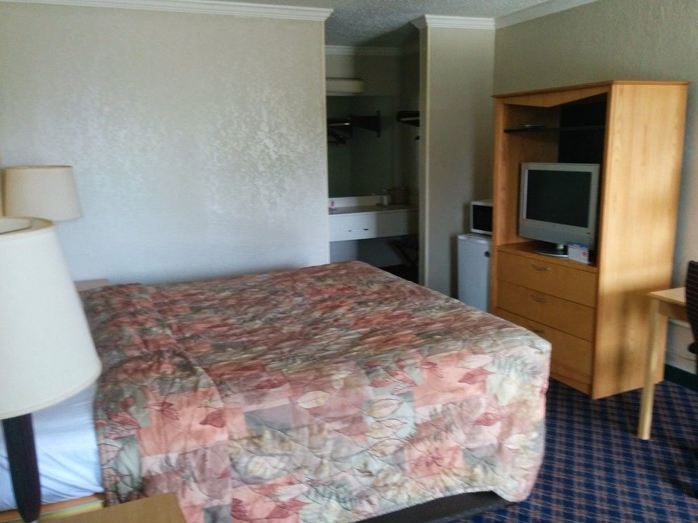 Days By Wyndham Near Stewart, Newly Renovated, Free Hot Breakfast, Restaurant And Bar Hinesville