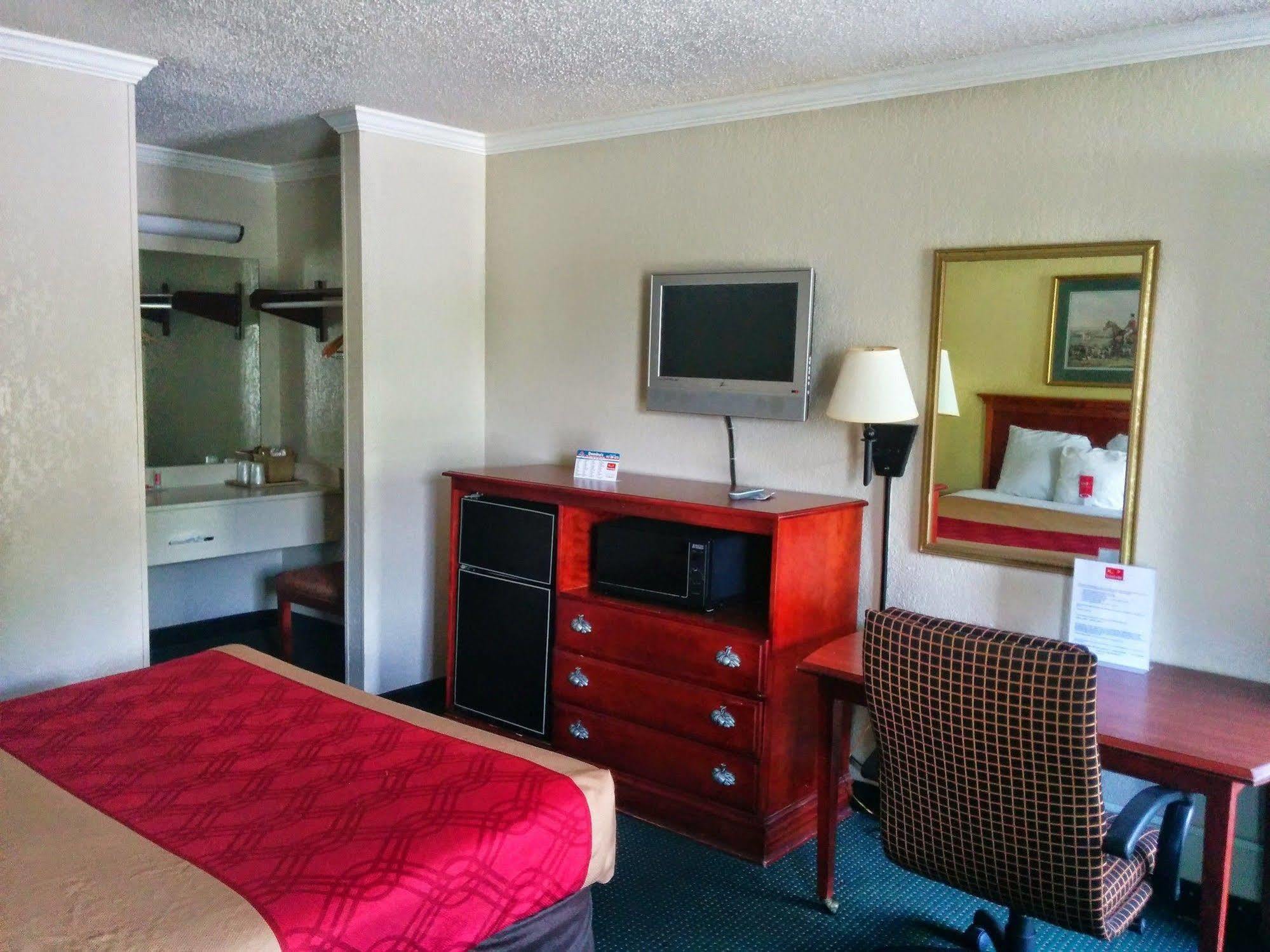 Hotel Days By Wyndham Near Stewart, Newly Renovated, Free Hot Breakfast, Restaurant And Bar