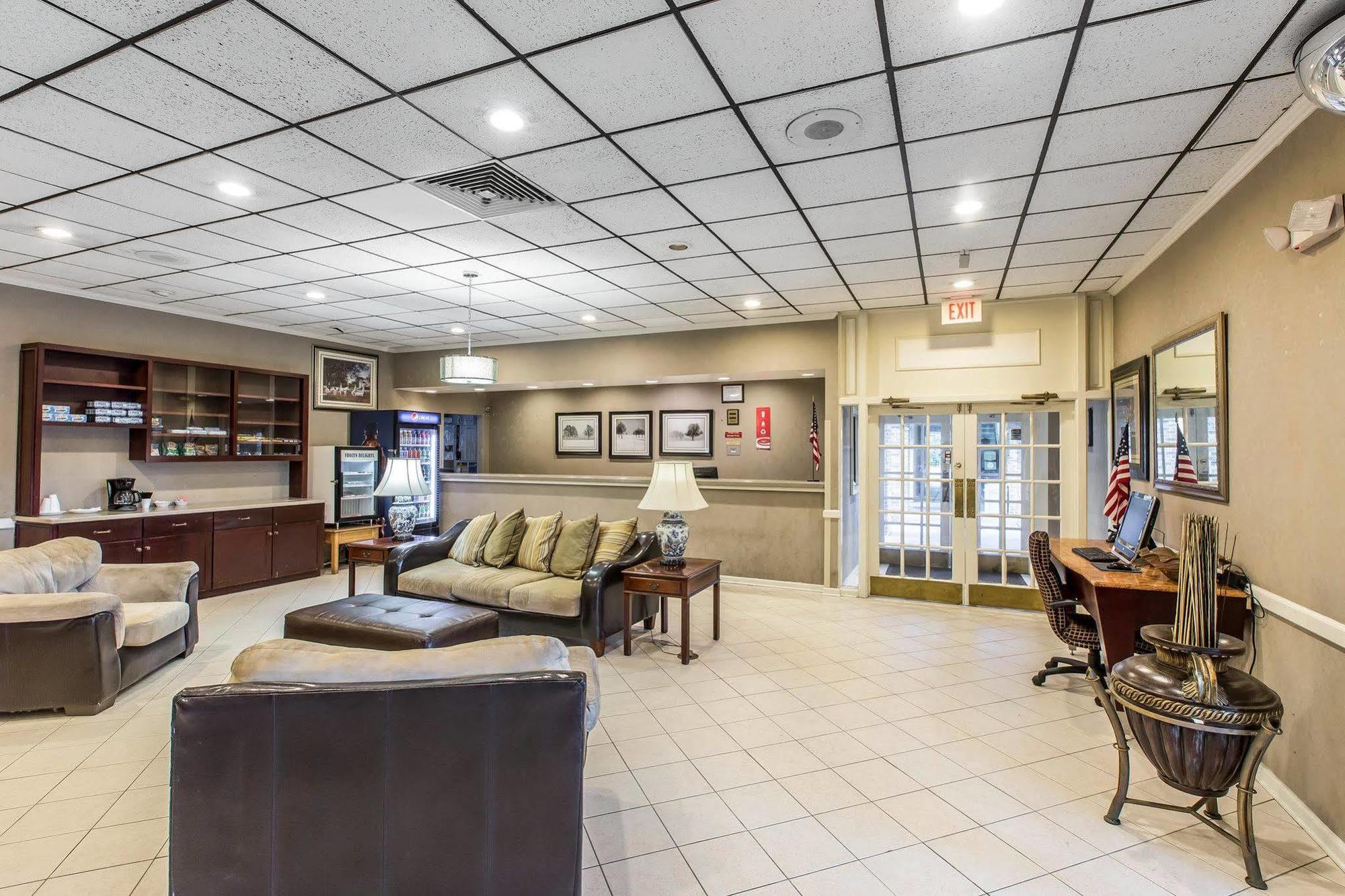 Days By Wyndham Near Stewart, Newly Renovated, Free Hot Breakfast, Restaurant And Bar Hotel