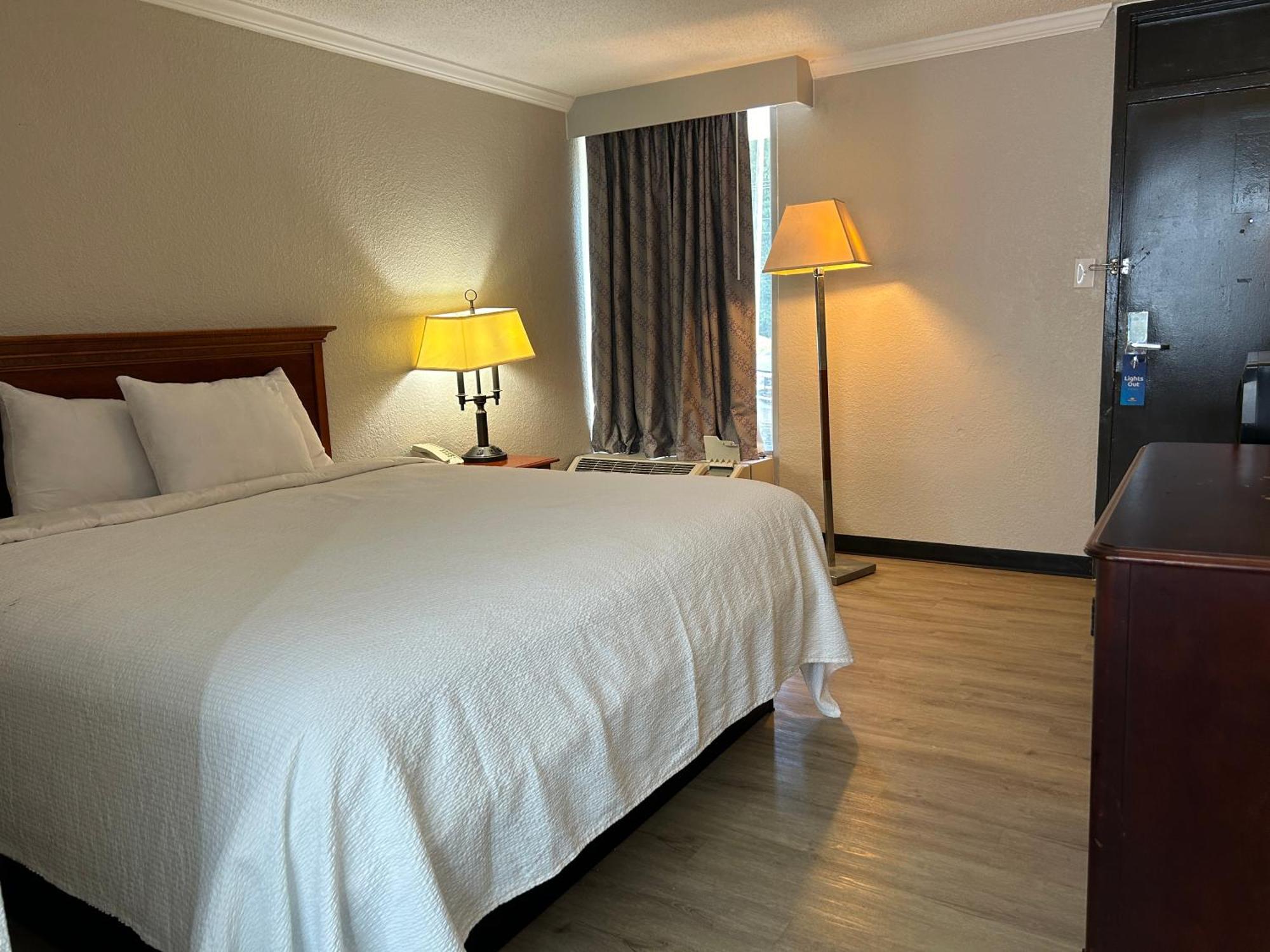 Days By Wyndham Near Stewart, Newly Renovated, Free Hot Breakfast, Restaurant And Bar Hotel