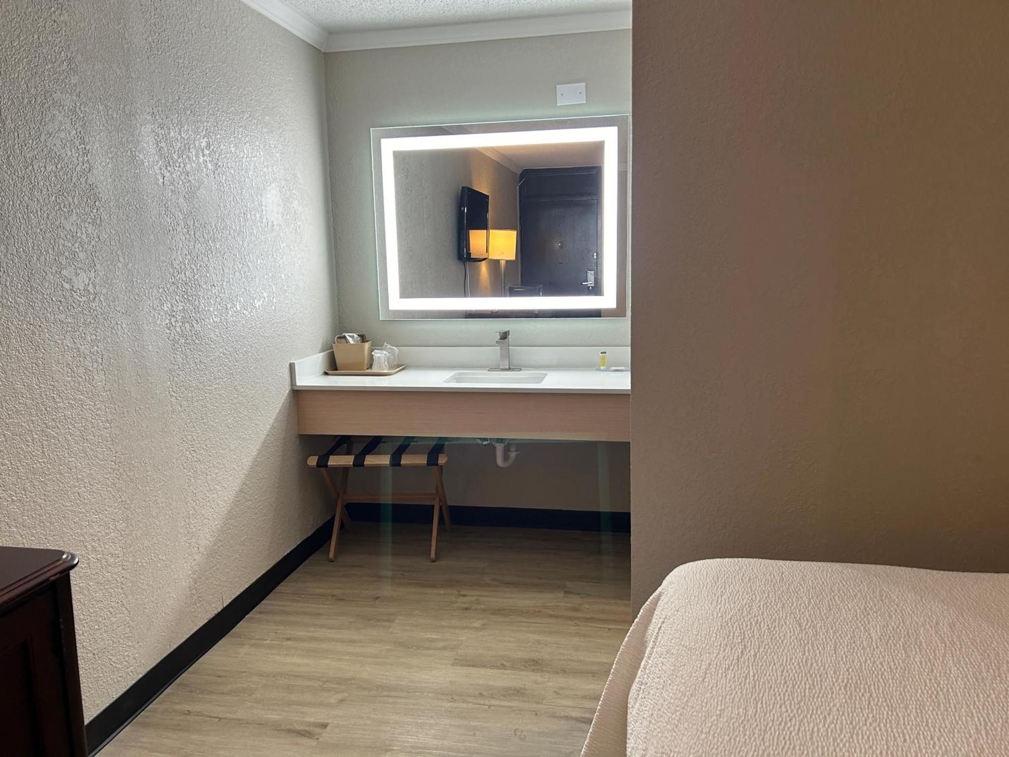 Days By Wyndham Near Stewart, Newly Renovated, Free Hot Breakfast, Restaurant And Bar Hotel 2*