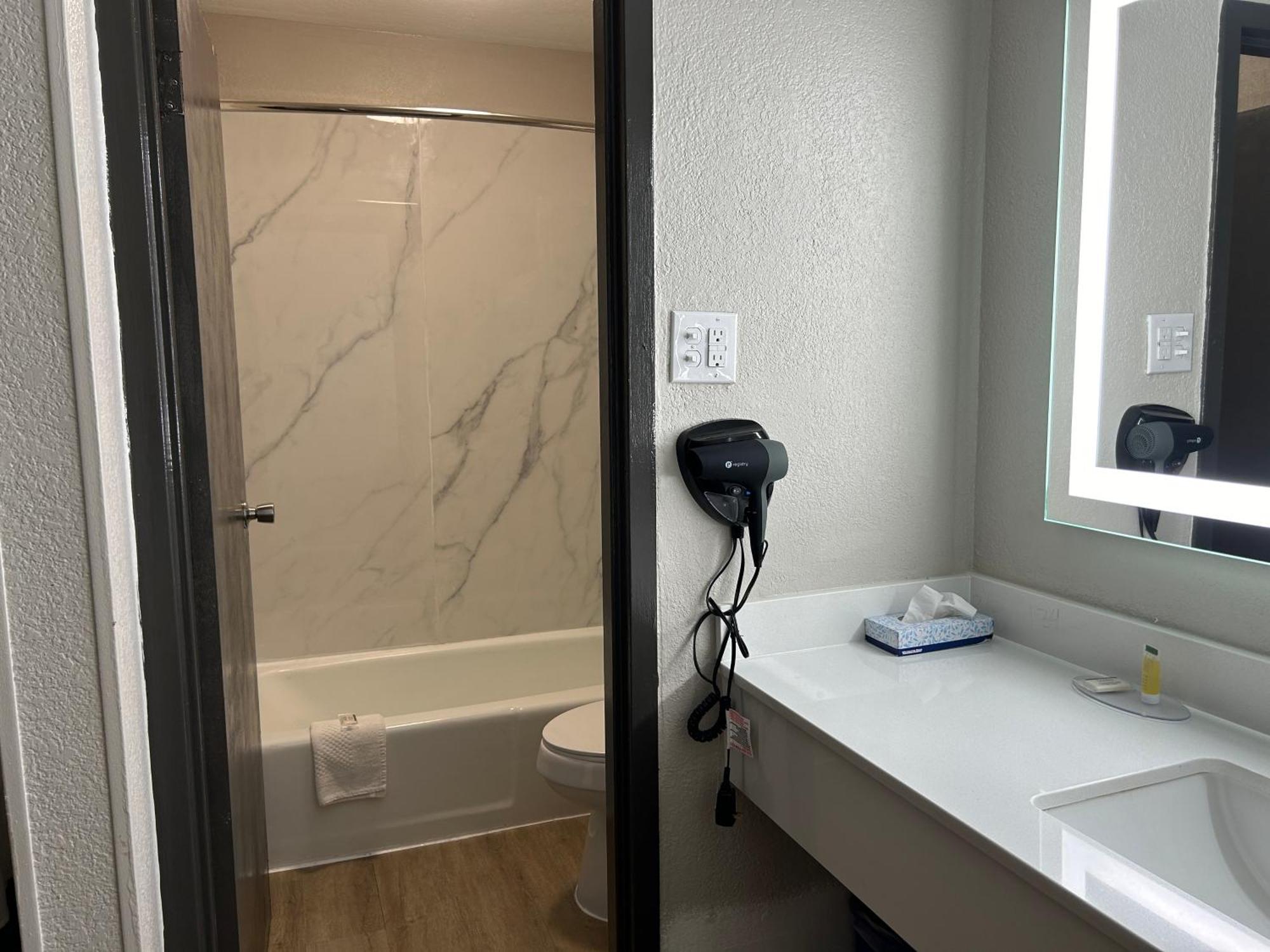 Hotel Days By Wyndham Near Stewart, Newly Renovated, Free Hot Breakfast, Restaurant And Bar Hinesville