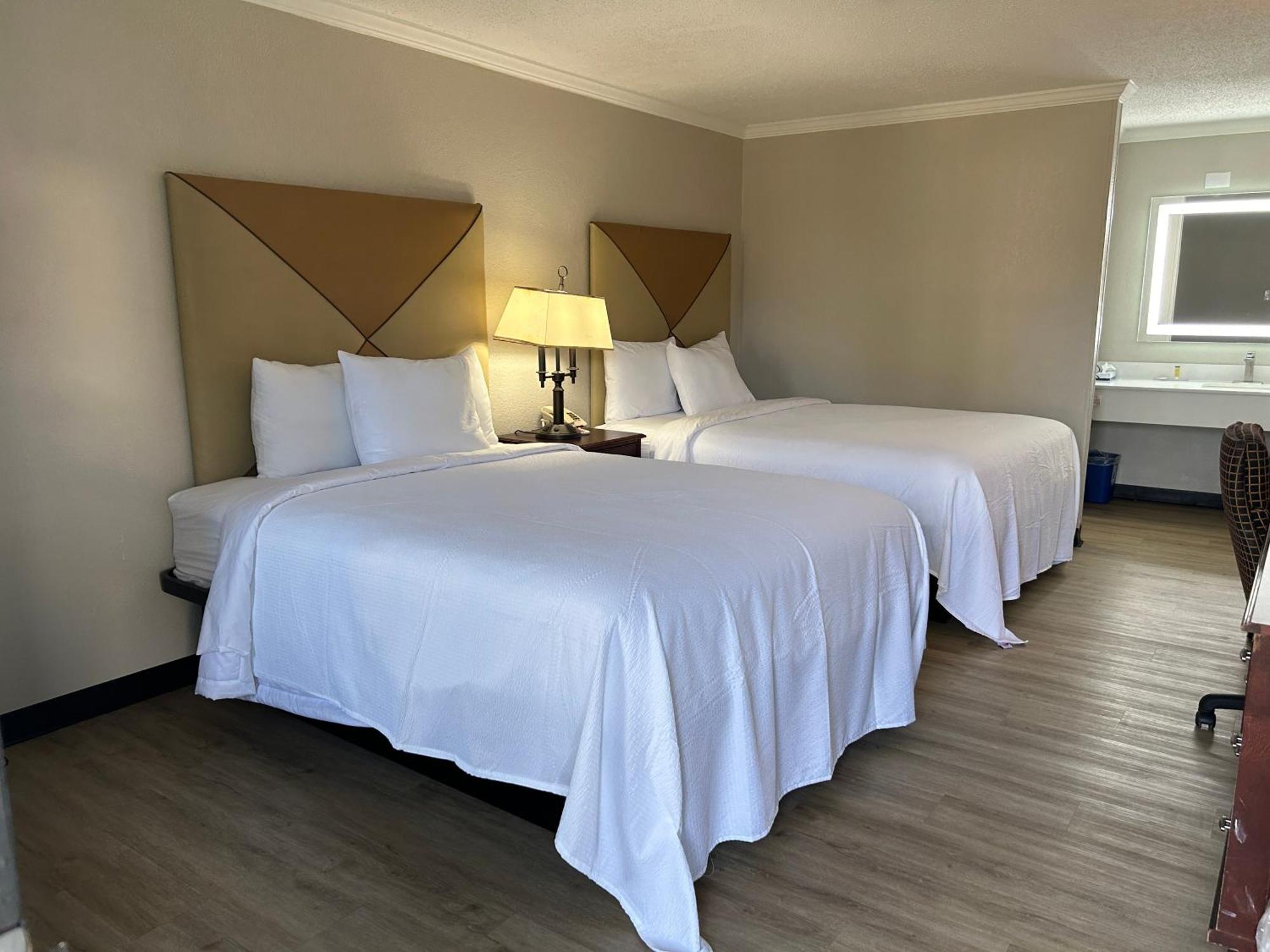 Hotel Days By Wyndham Near Stewart, Newly Renovated, Free Hot Breakfast, Restaurant And Bar