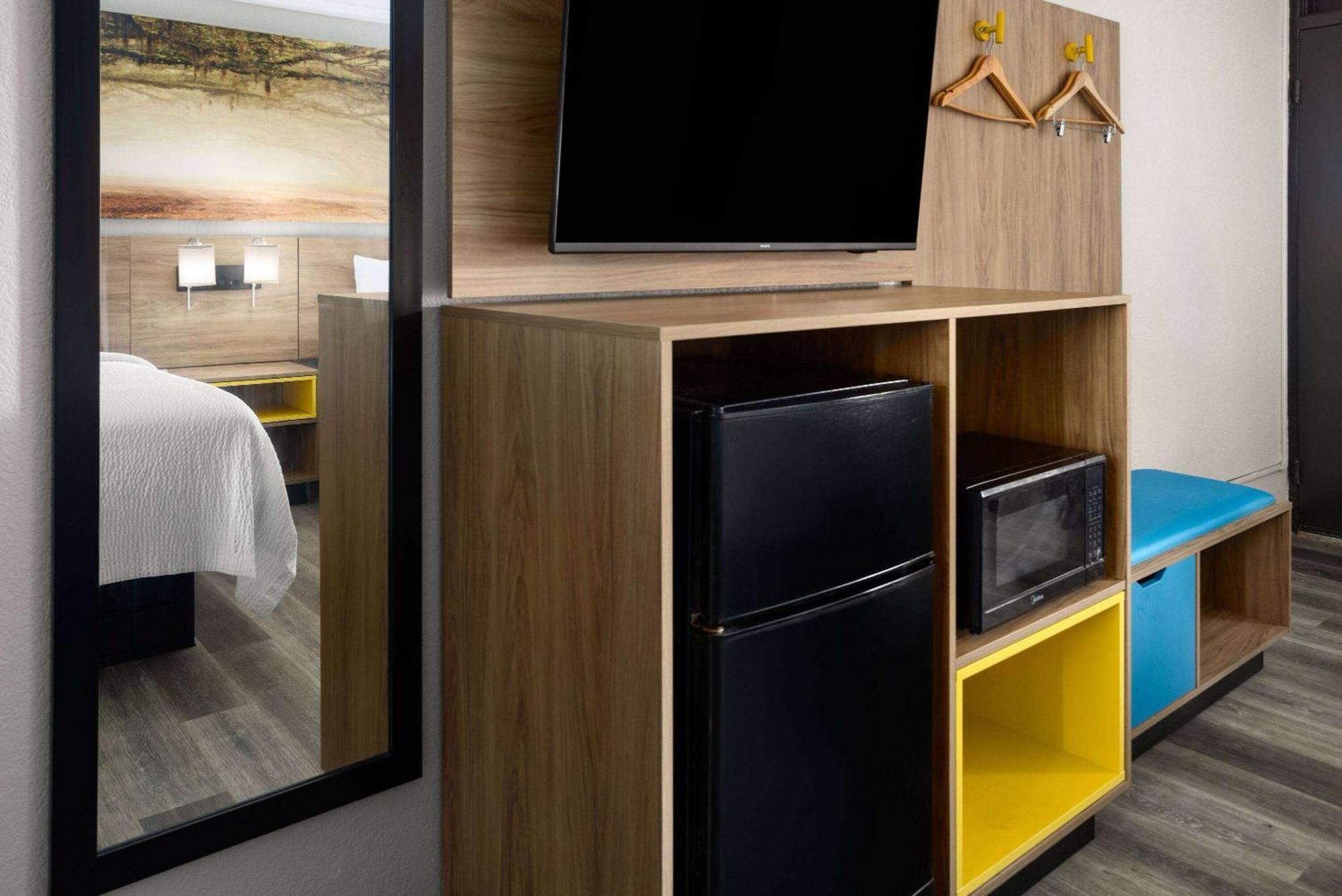Days By Wyndham Near Stewart, Newly Renovated, Free Hot Breakfast, Restaurant And Bar Hotel