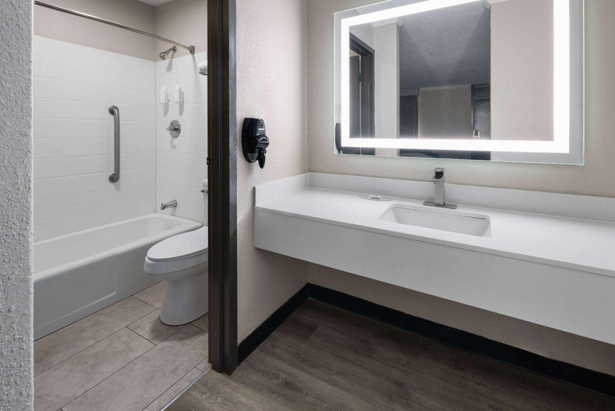 Hotel Days By Wyndham Near Stewart, Newly Renovated, Free Hot Breakfast, Restaurant And Bar Hinesville