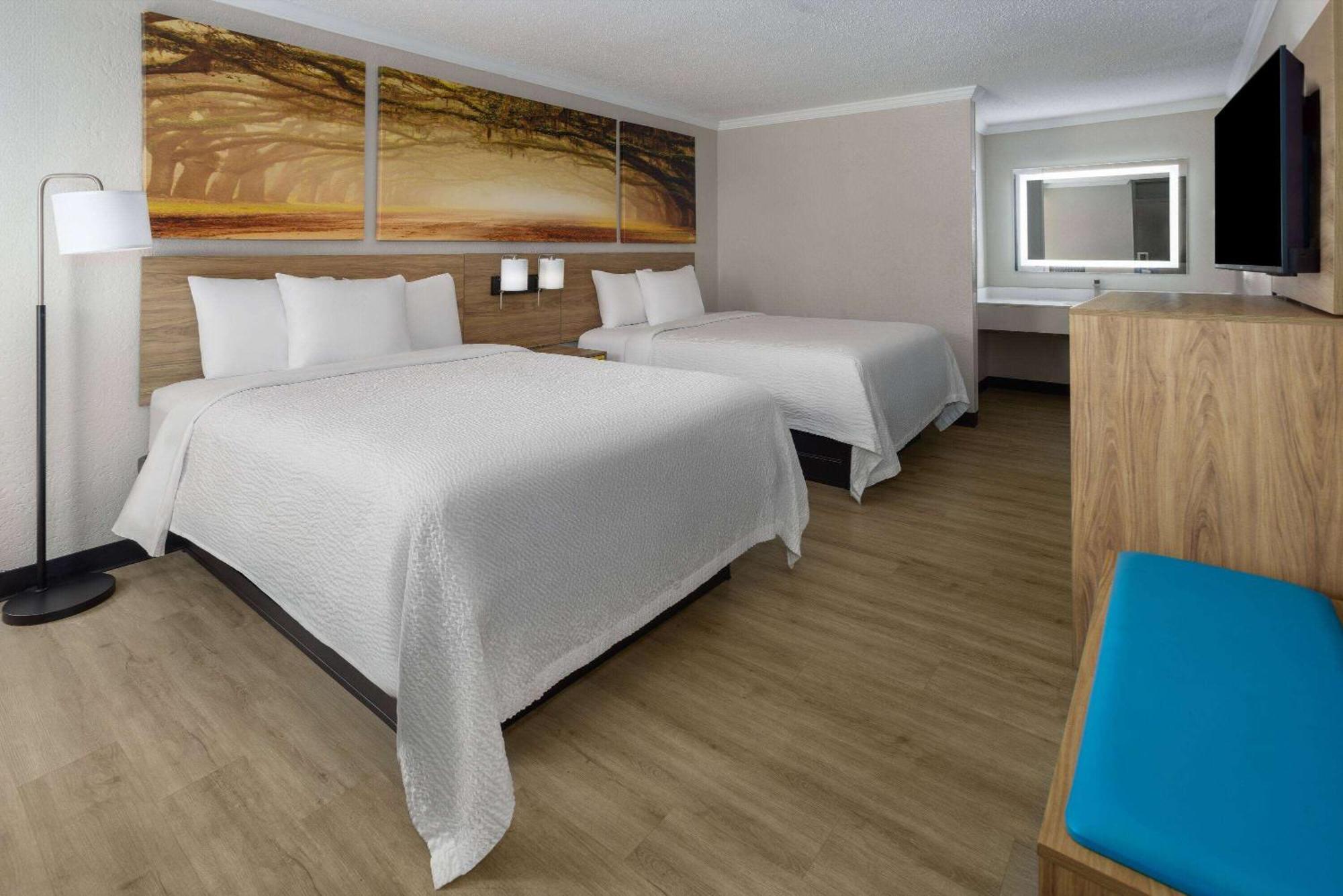 Days By Wyndham Near Stewart, Newly Renovated, Free Hot Breakfast, Restaurant And Bar