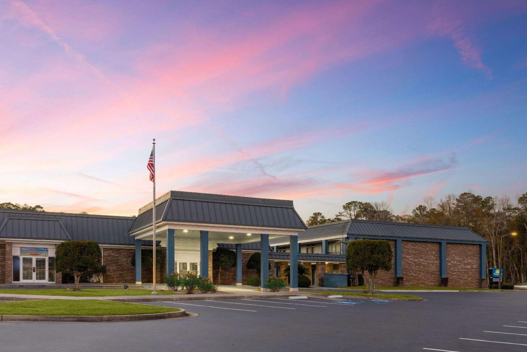 Days By Wyndham Near Stewart, Newly Renovated, Free Hot Breakfast, Restaurant And Bar Hinesville