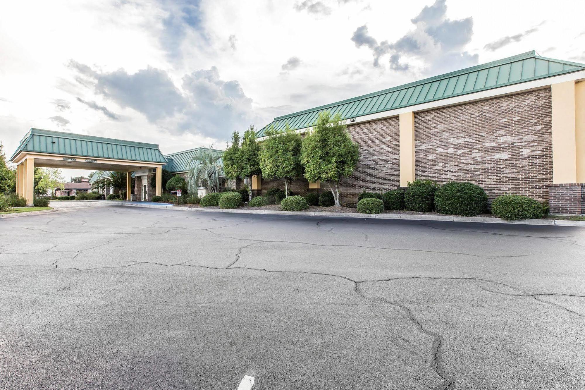 Days By Wyndham Near Stewart, Newly Renovated, Free Hot Breakfast, Restaurant And Bar 2* Hinesville